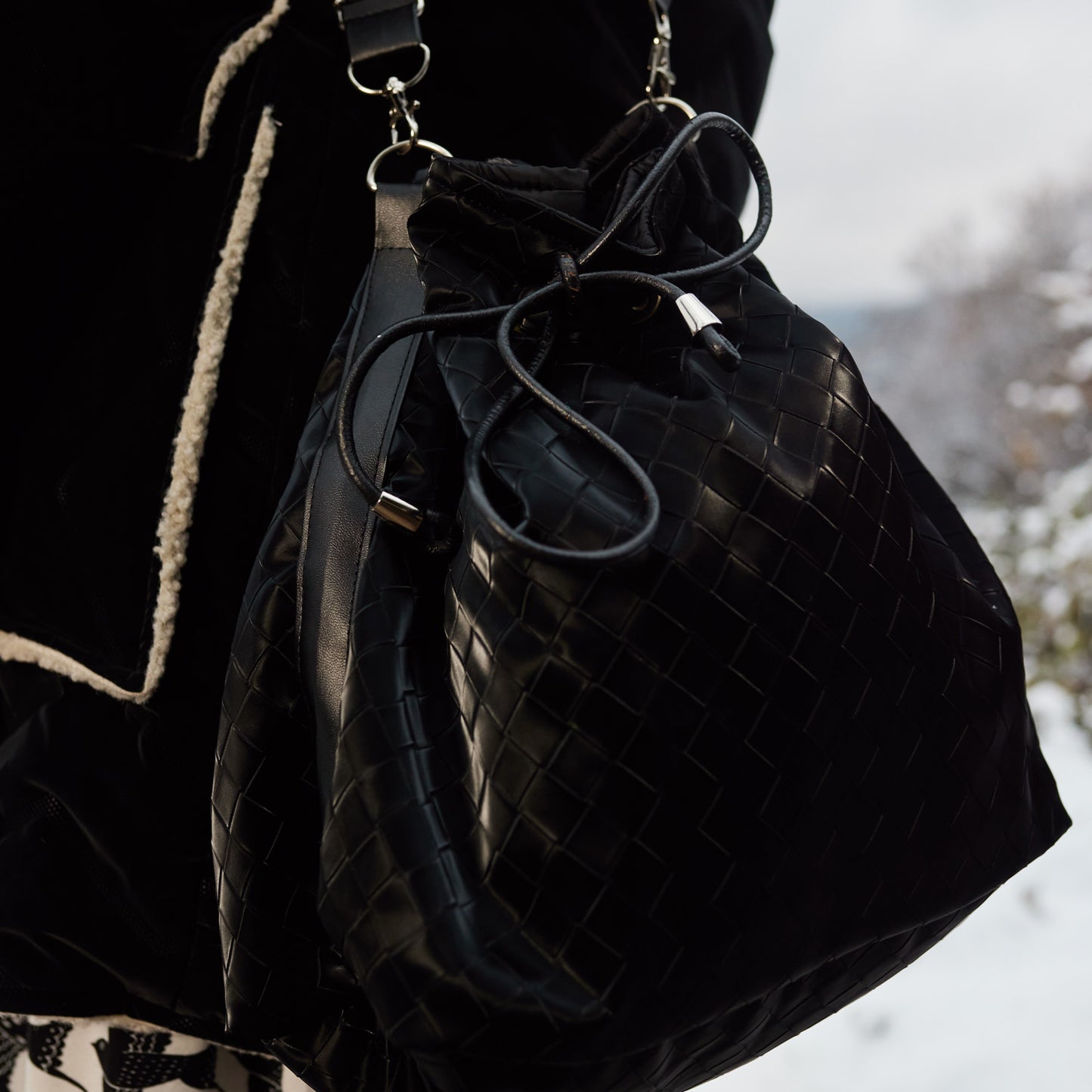 Tas gemaakt van gevlochten zwarte vegan imitatieleer.