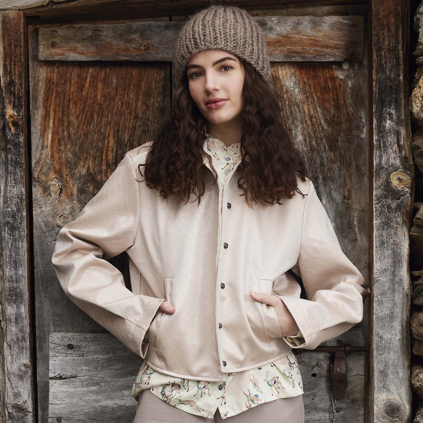 Jas gemaakt van vegan gevlochten imitatieleer.