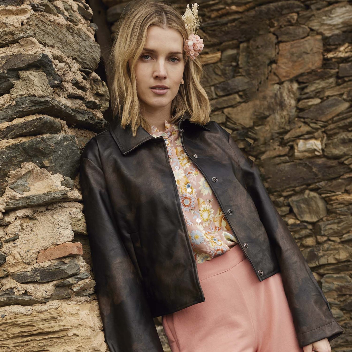 Jasje gemaakt van vegan imitatieleer in de kleur black coffee.