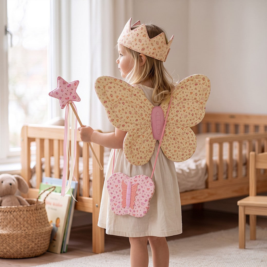 Poppy naaipaneel vlinder met naaionderdelen voor feeënvleugels, kroontje, toverstaf en vlindertasje, met voorbeelden van de gemaakte accessoires