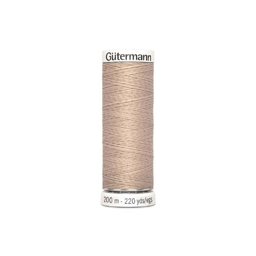 Beige Gutermann naaigaren op een klosje van 200 meter.