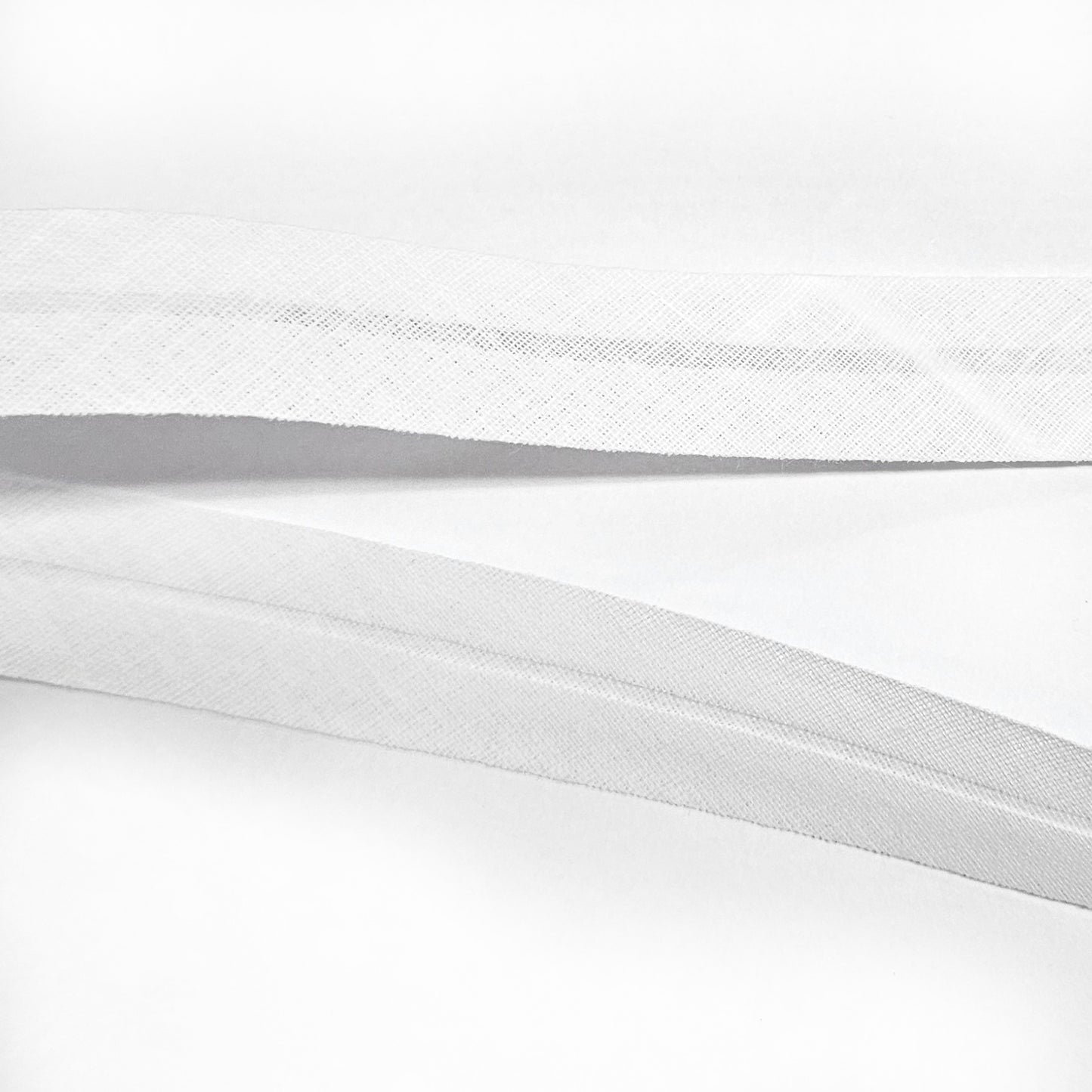 Wit katoenen biaisband van 2cm breed.