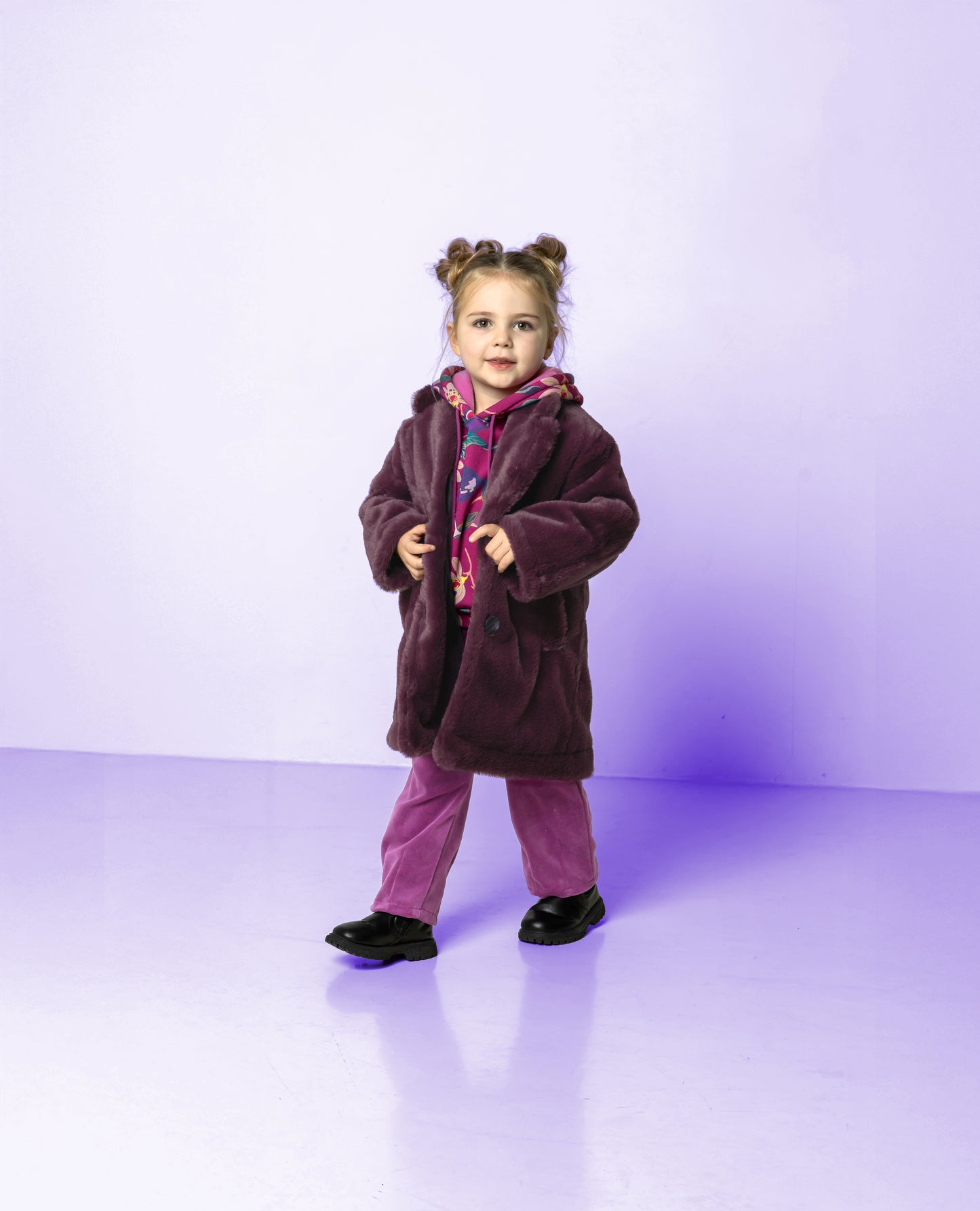 Lange jas gemaakt van bordeaux paarse faux fur stof.