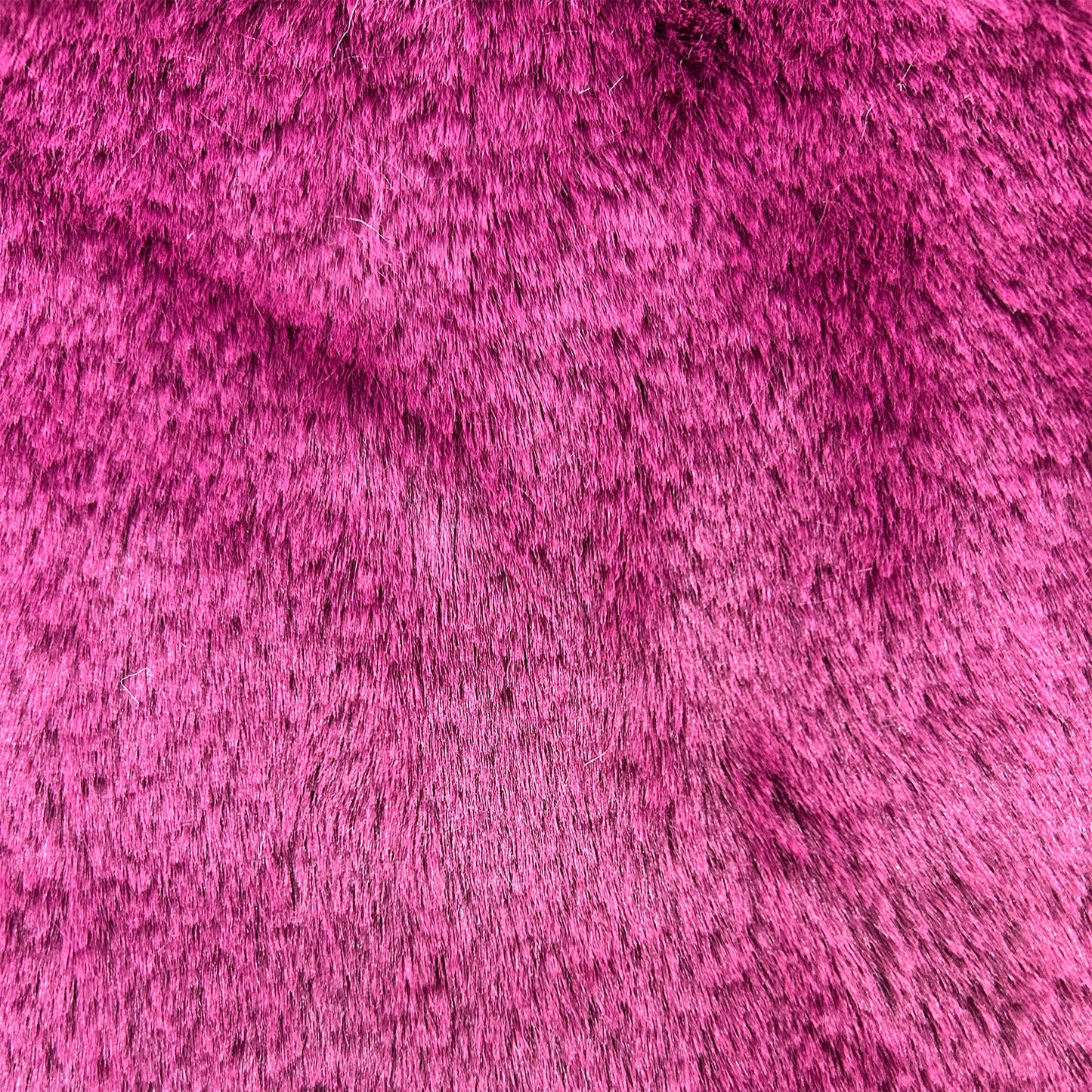 Nep bont of ook wel faux fur stof in de kleur bordeaux paars.
