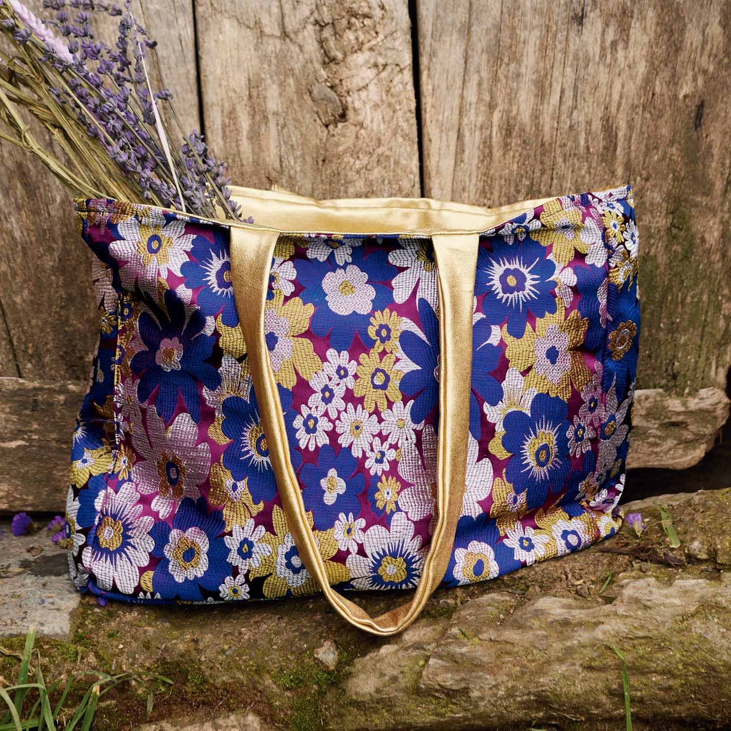 Totebag gemaakt van blauw met paarse brokaat stof en gouden binnenkant.