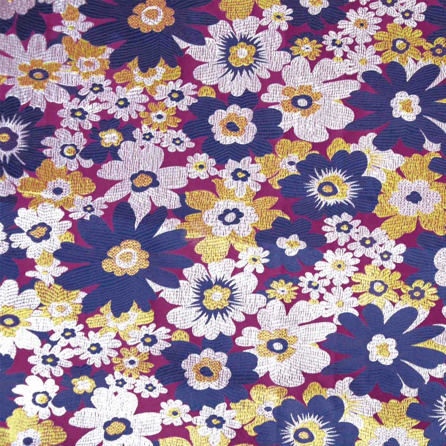 Brokaatstof met bloemen in de kleuren blauw paars wit en geel.
