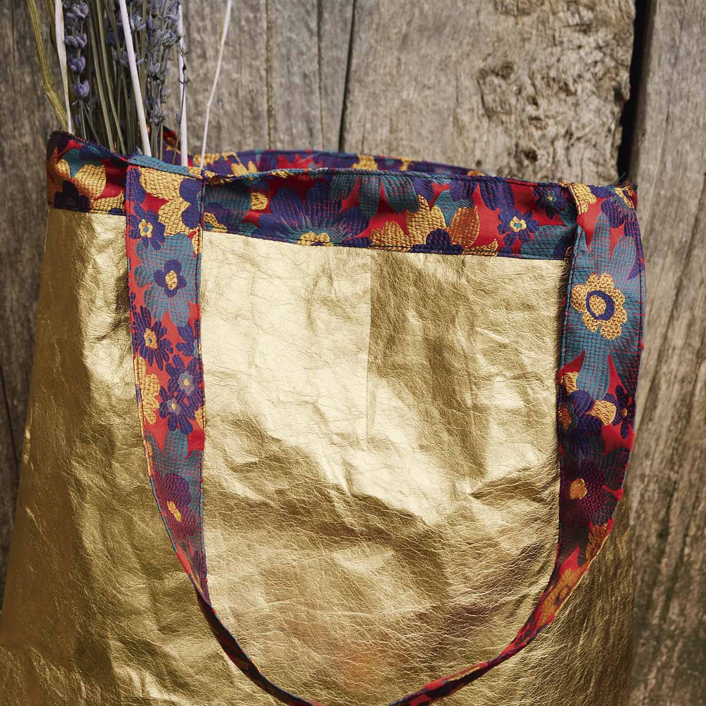 Totebag met een binnenkant gemaakt van brokaatstof in de kleuren rood en groen. 