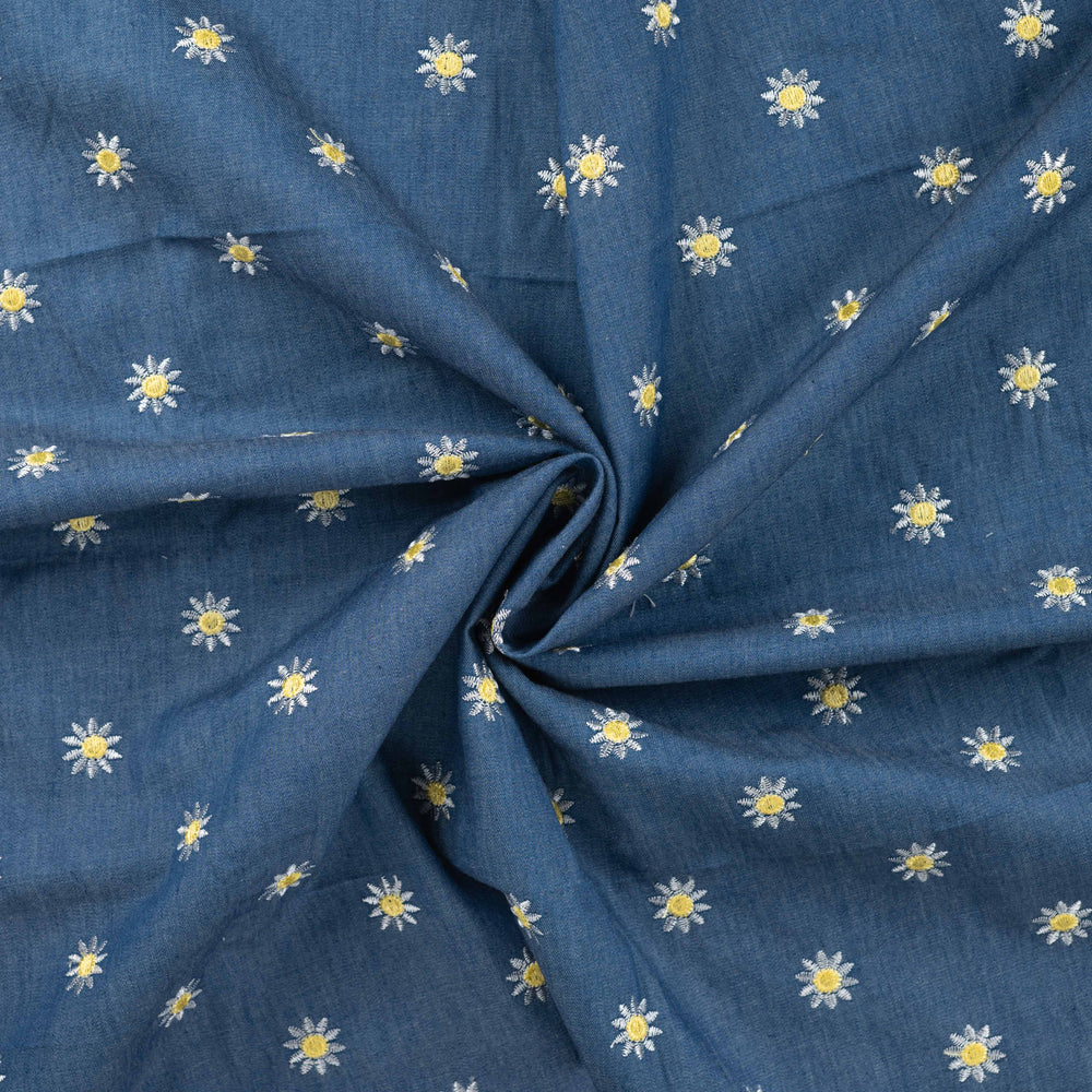 Chambray katoenen stof jeans blauw met geboorduurde madeliefjes.