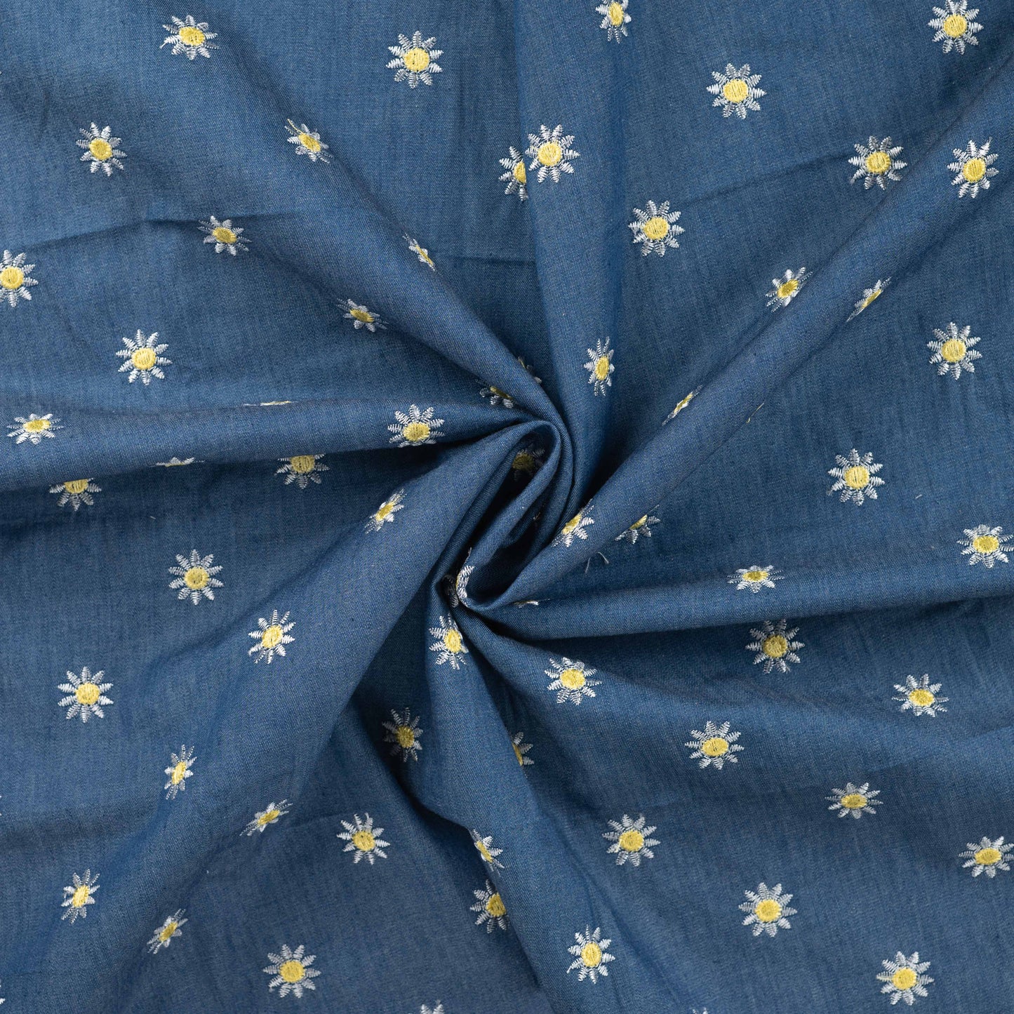 Chambray katoenen stof jeans blauw met geboorduurde madeliefjes.