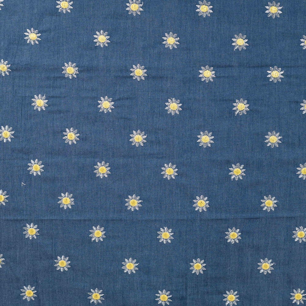 Chambray embroidery stof donkerblauw met bloemetjes.