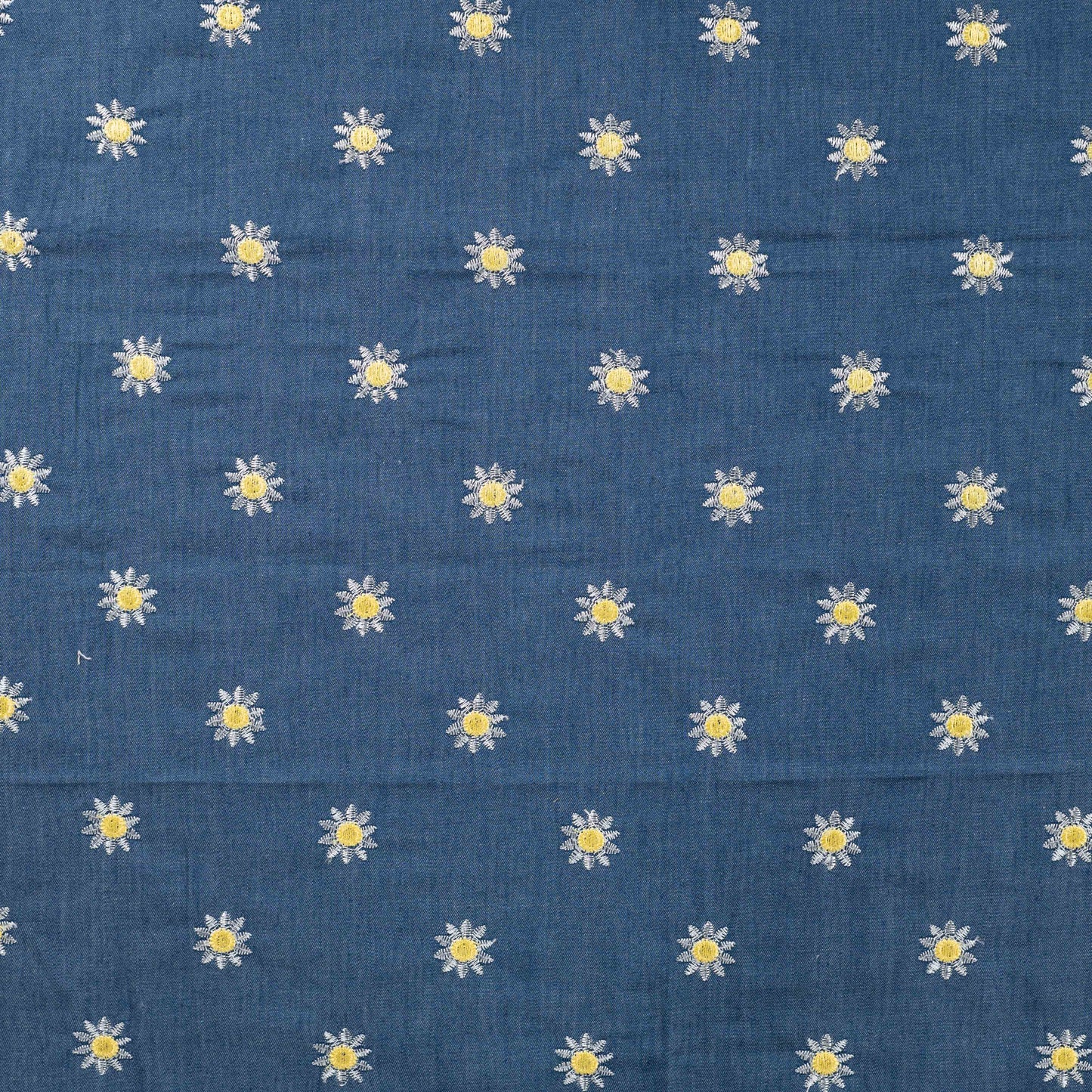Chambray embroidery stof donkerblauw met bloemetjes.