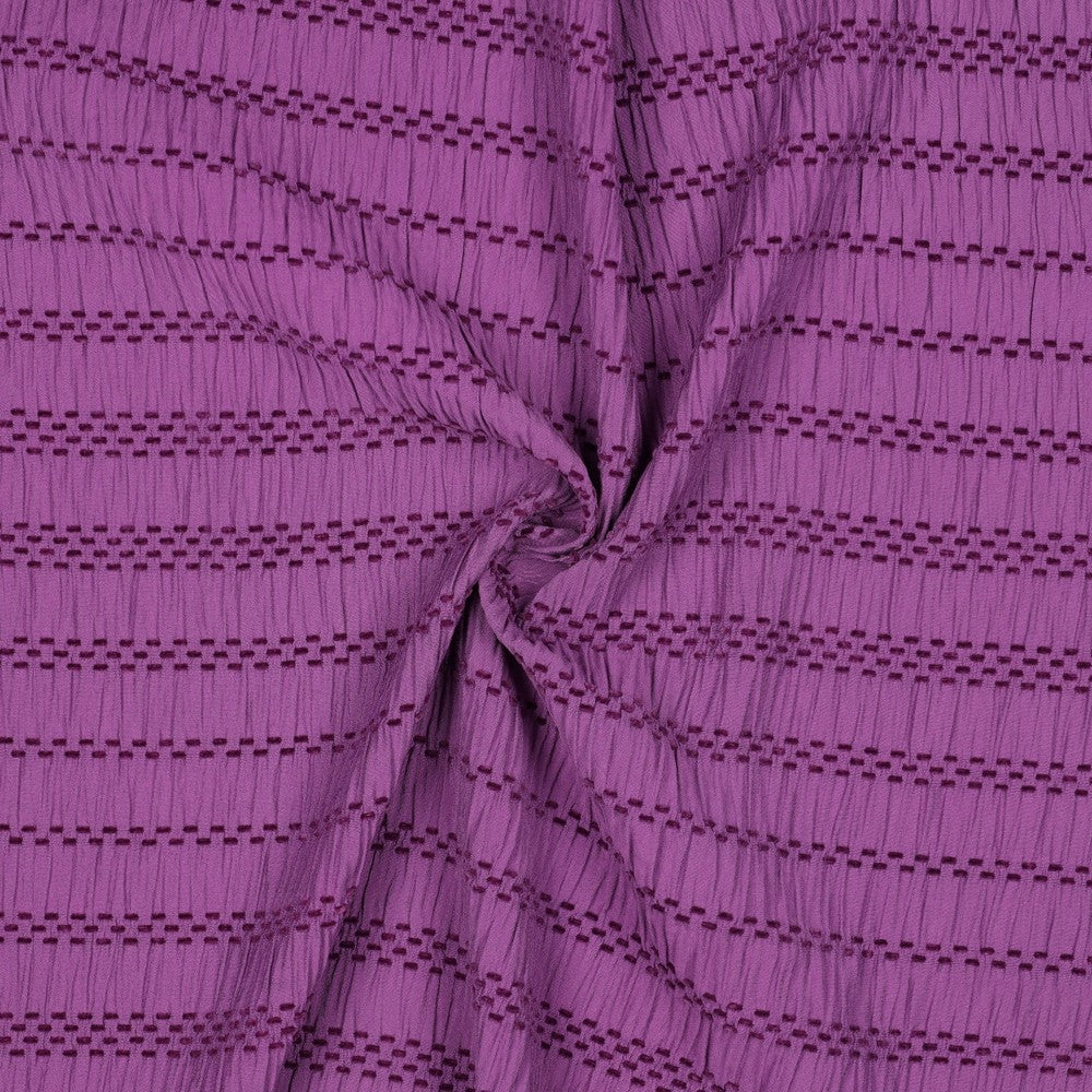 Cerise paarse chenille jacquard stof voor bijvoorbeeld een jumpsuit of broek met top.