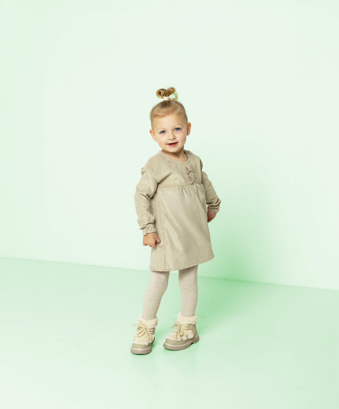 Jurk gemaakt van beige corduroy met goude glimmende foil.