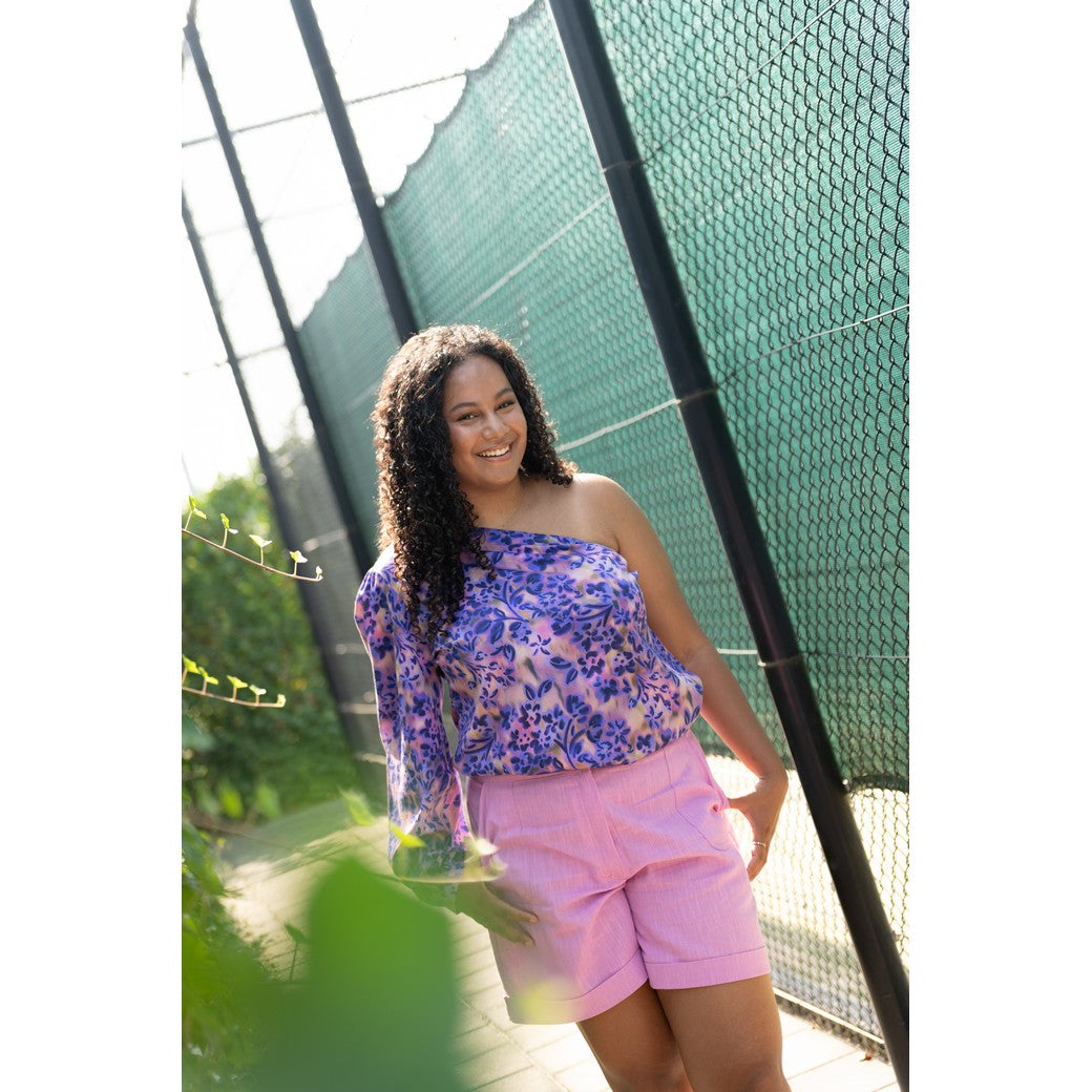 Top gemaakt van katoen satijn stof met paarse bloemen.