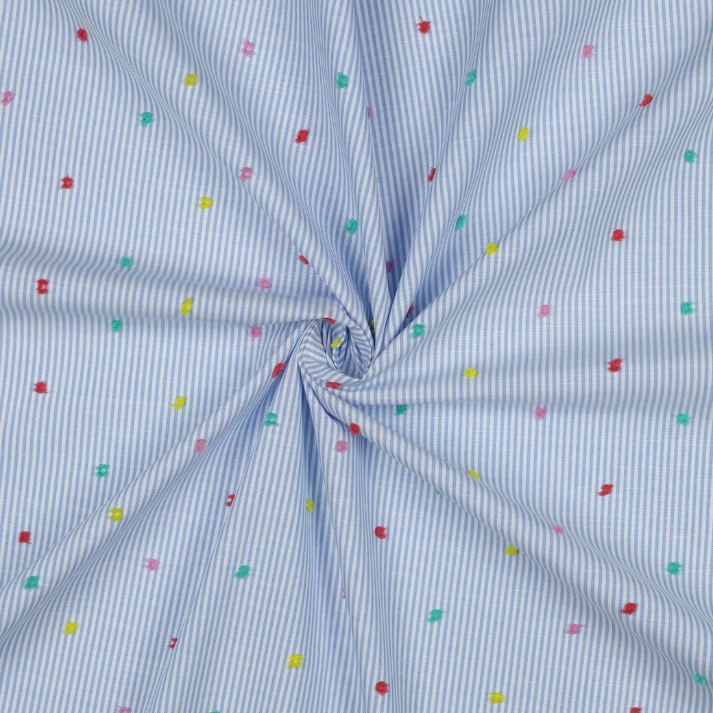 Blauw gestreepte katoen dobby met gekleurde bolletjes.