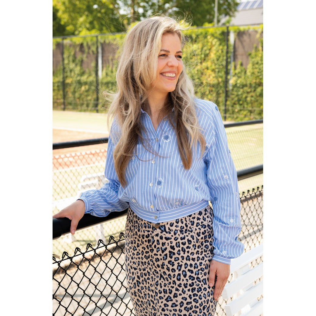 Blouse gemaakt gestreepte katoen met bloemen van pailletten.