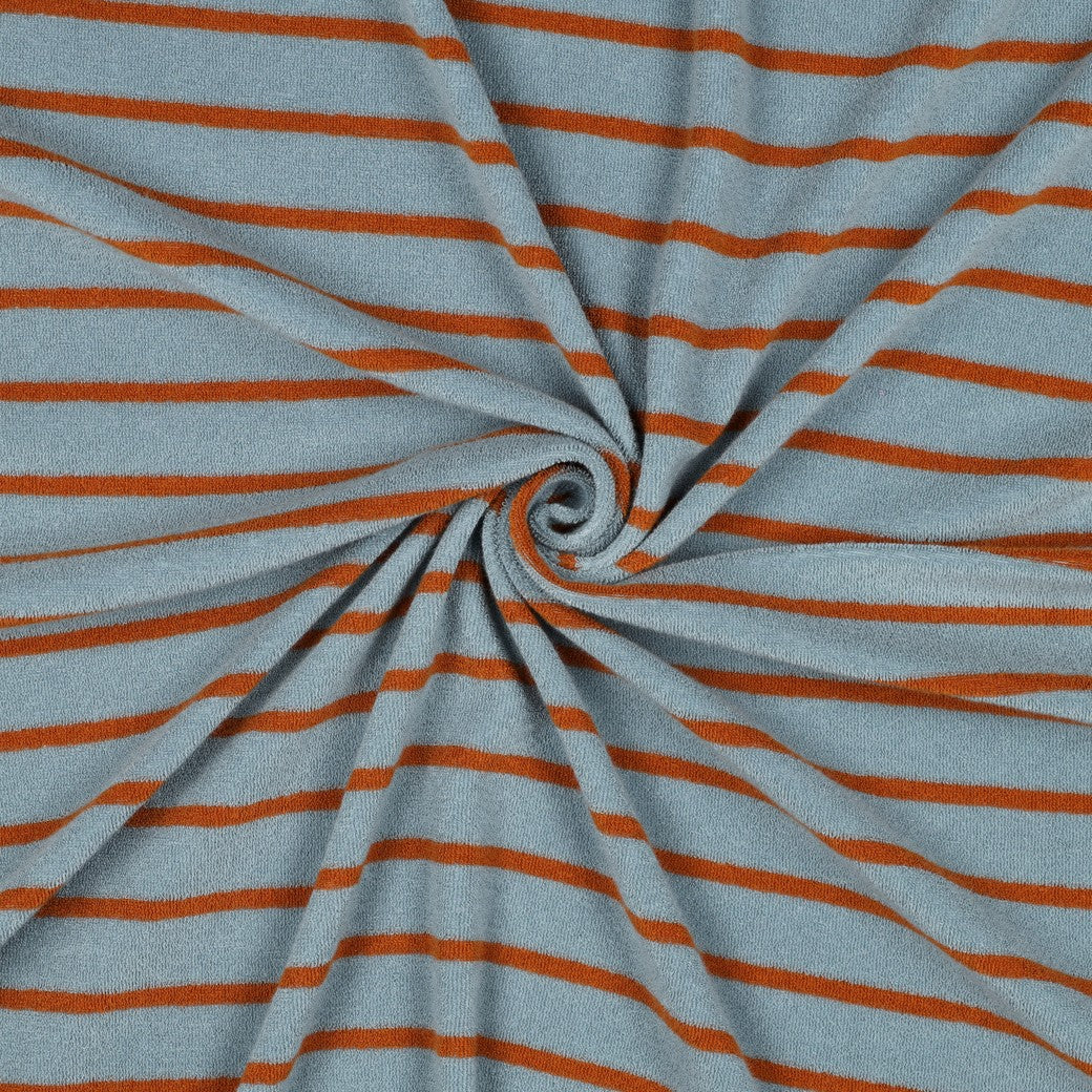 Blauwe badstof van poppy met bruine strepen.