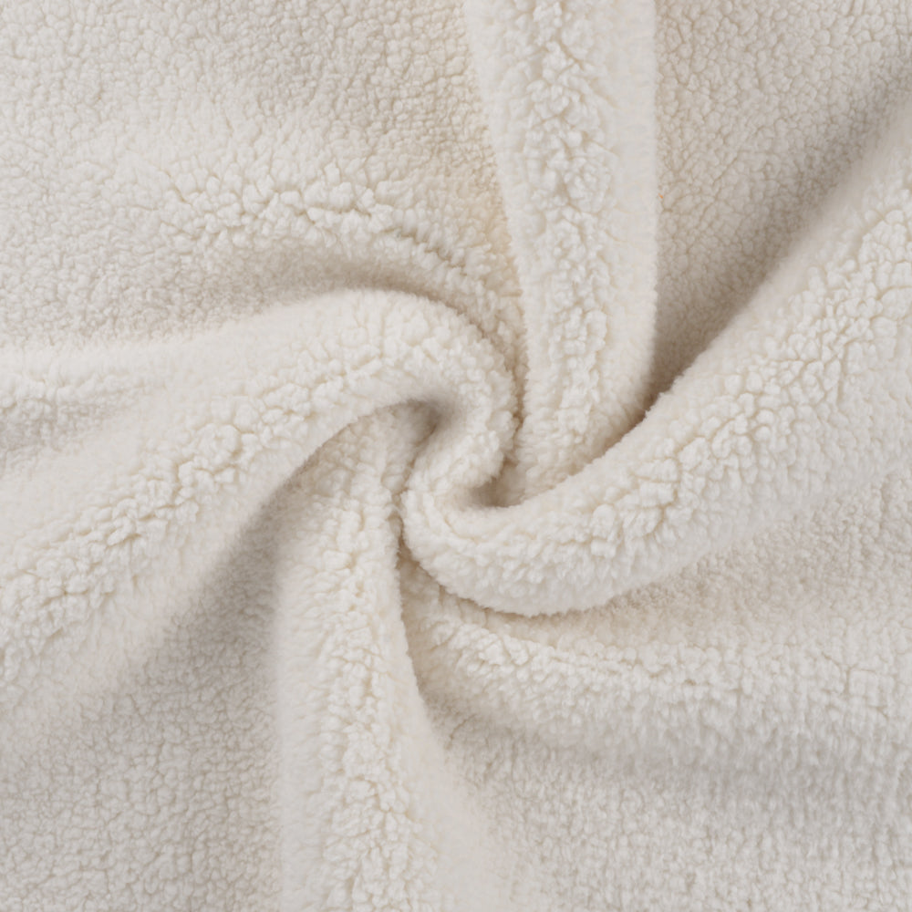 Curly fur stof in de kleur offwhite.