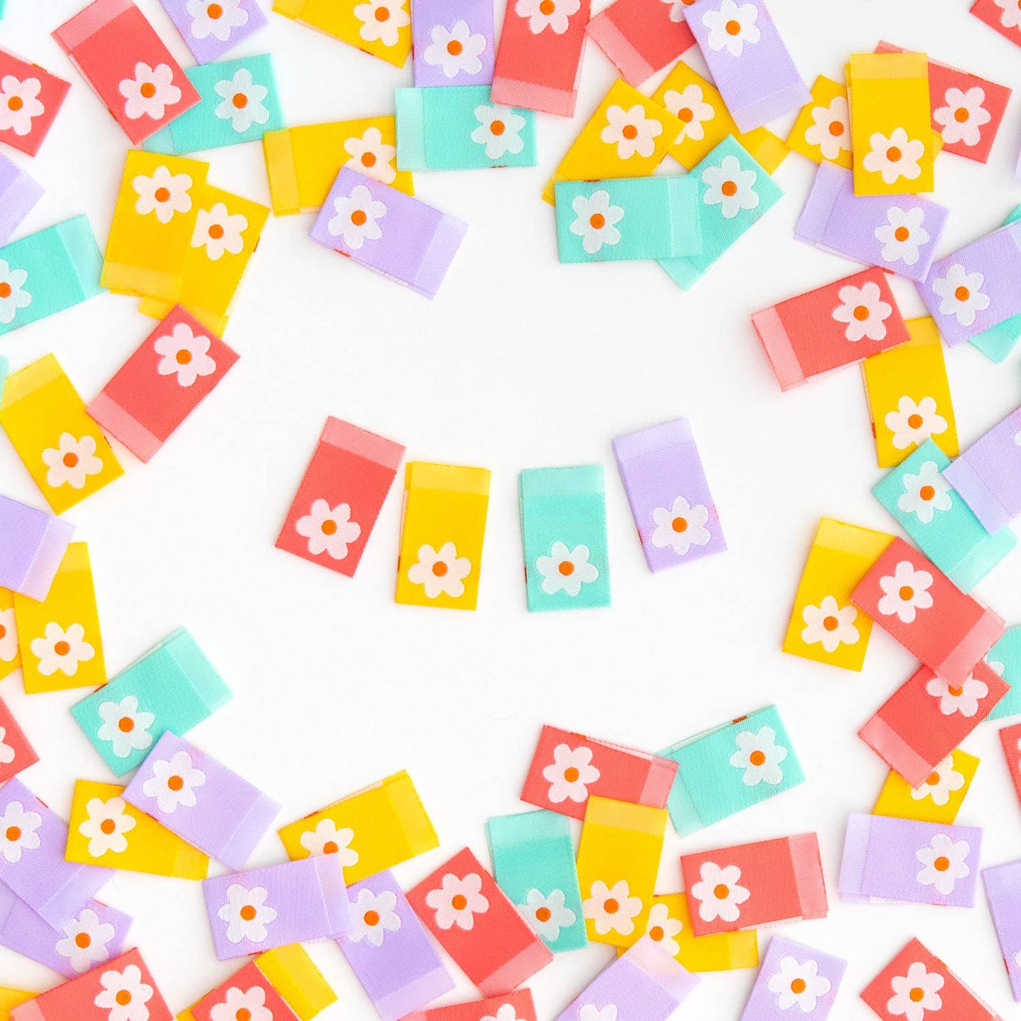 Lieve pastel naailabels met madeliefjes om bijvoorbeeld kinderkleding mee op te vrolijken.