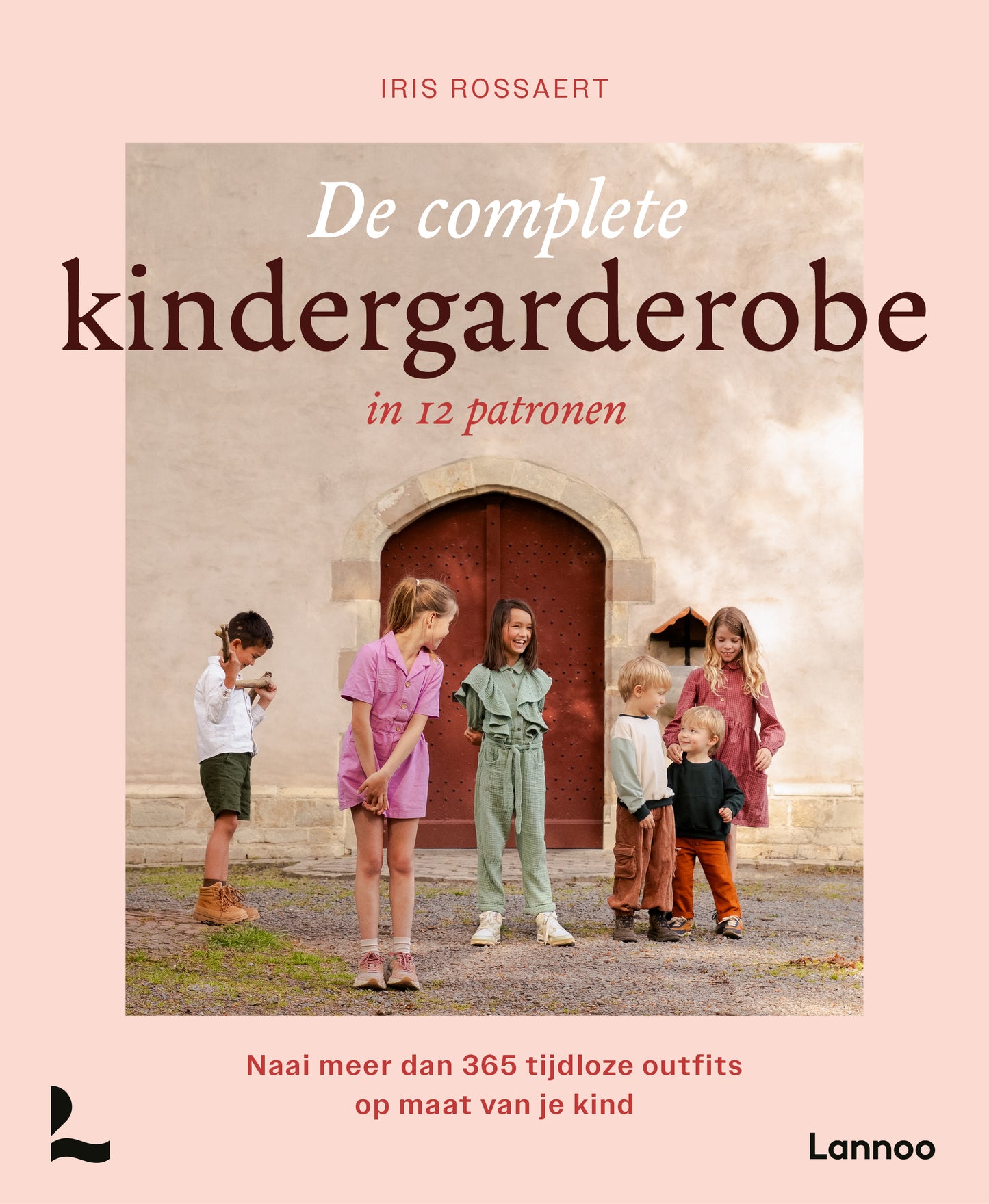 Boek met 12 basis naaipatronen voor meer dan 365 outfits voor kinderen.