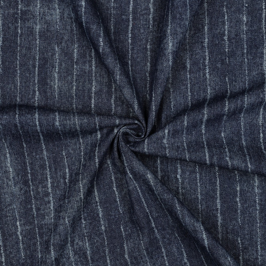 Spijkerstof in de kleur indigo blauw met lichte strepen