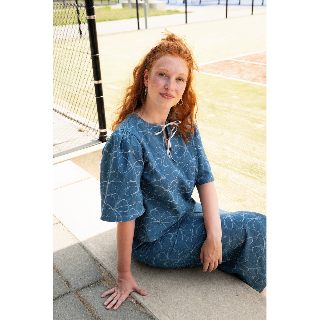 Blouse en rok gemaakt van blauwe denim jacquard met bloemen.