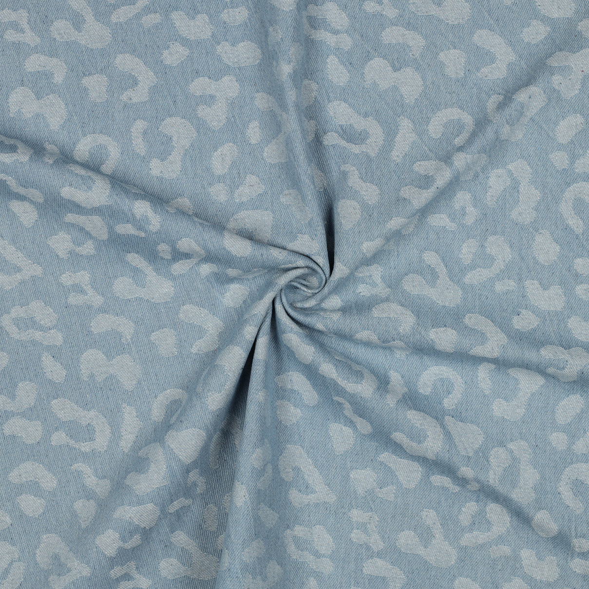 Lichtblauwe jacquard jeans met dierenprint.