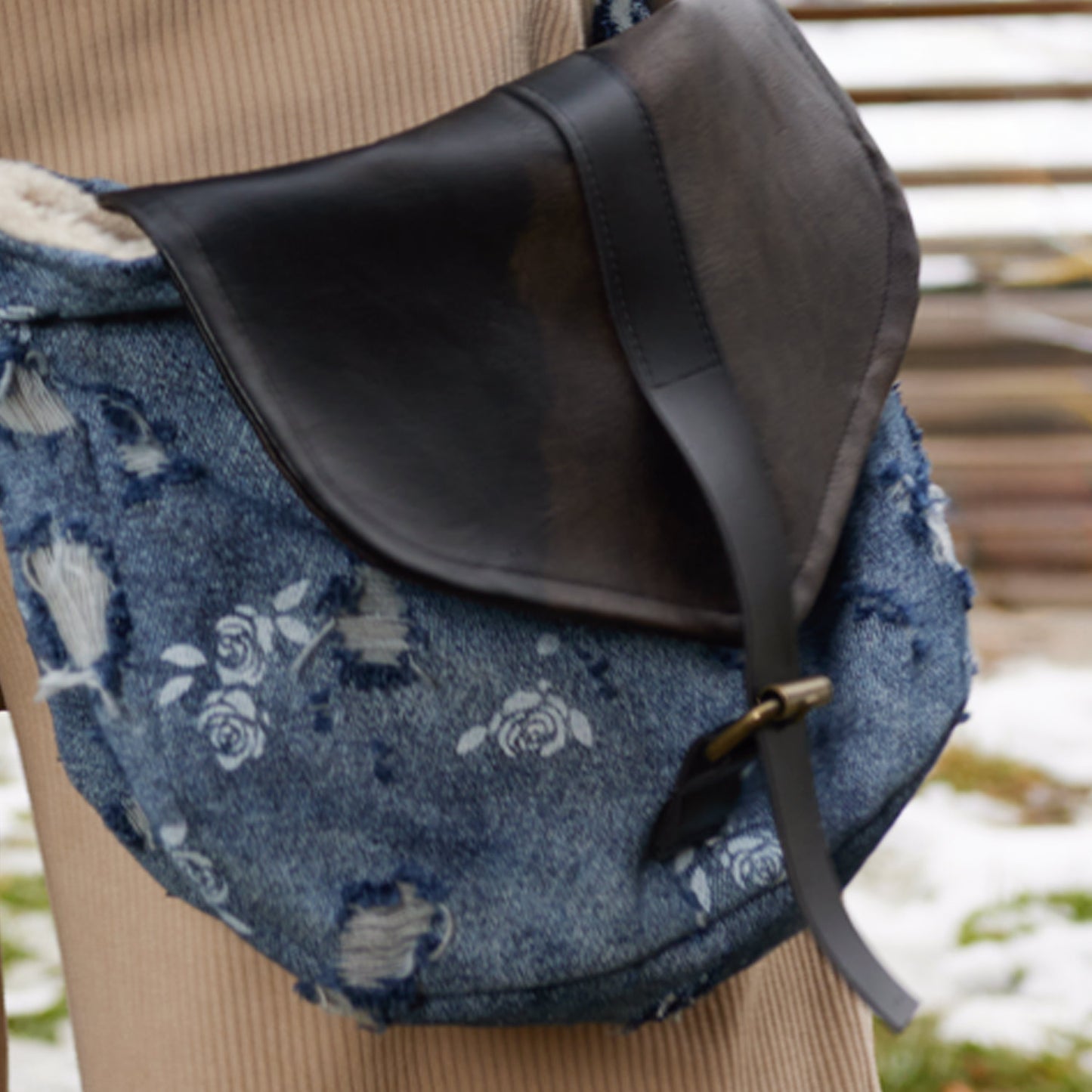 Handtas gemaakt van jeansstof met rozen print.