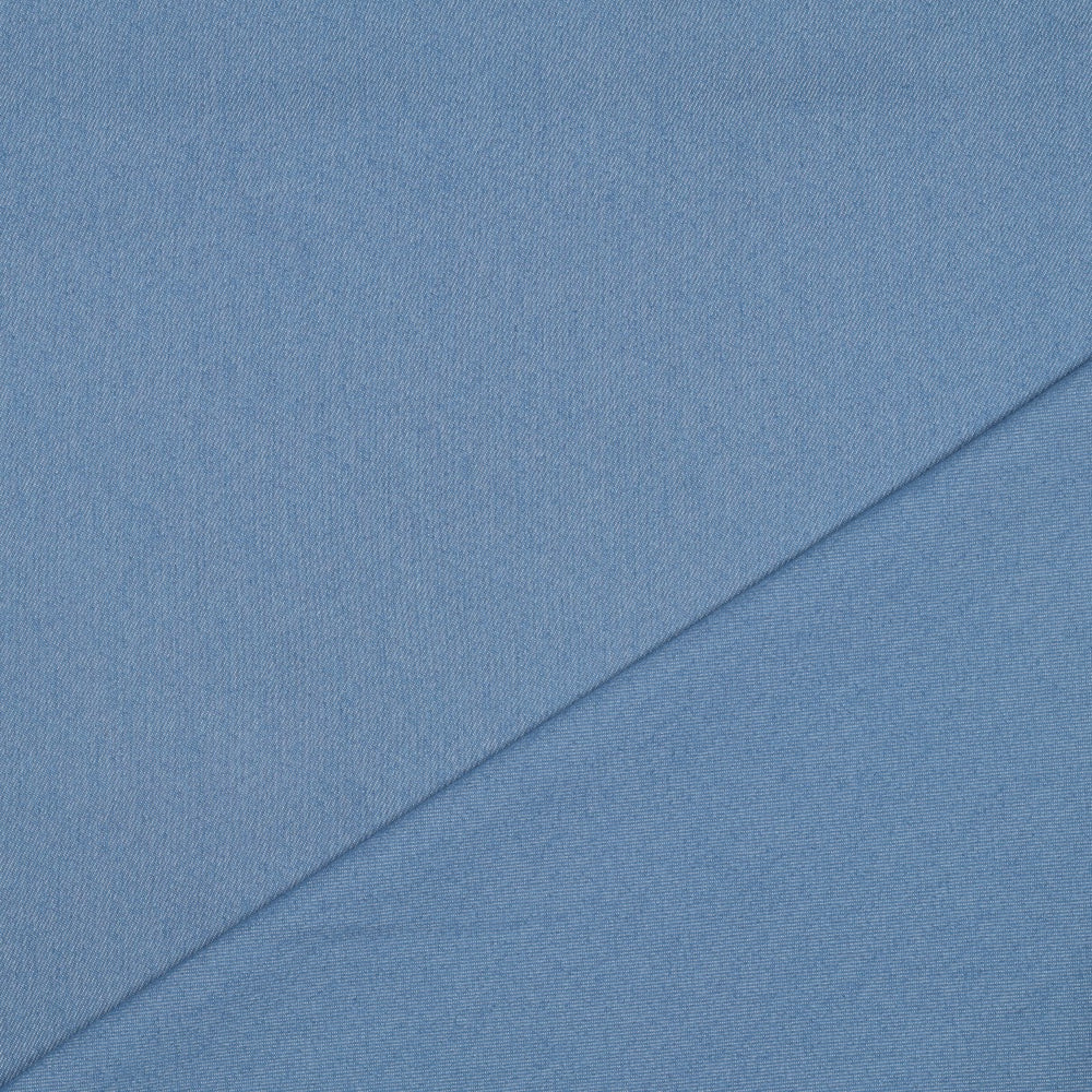 Lichtblauwe rekbare jeans voor en achterkant.