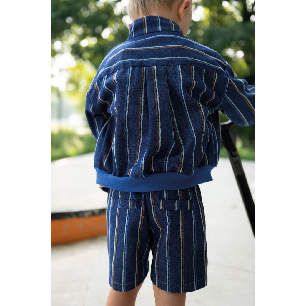 Korte broek en jasje gemaakt van denim met strepen.
