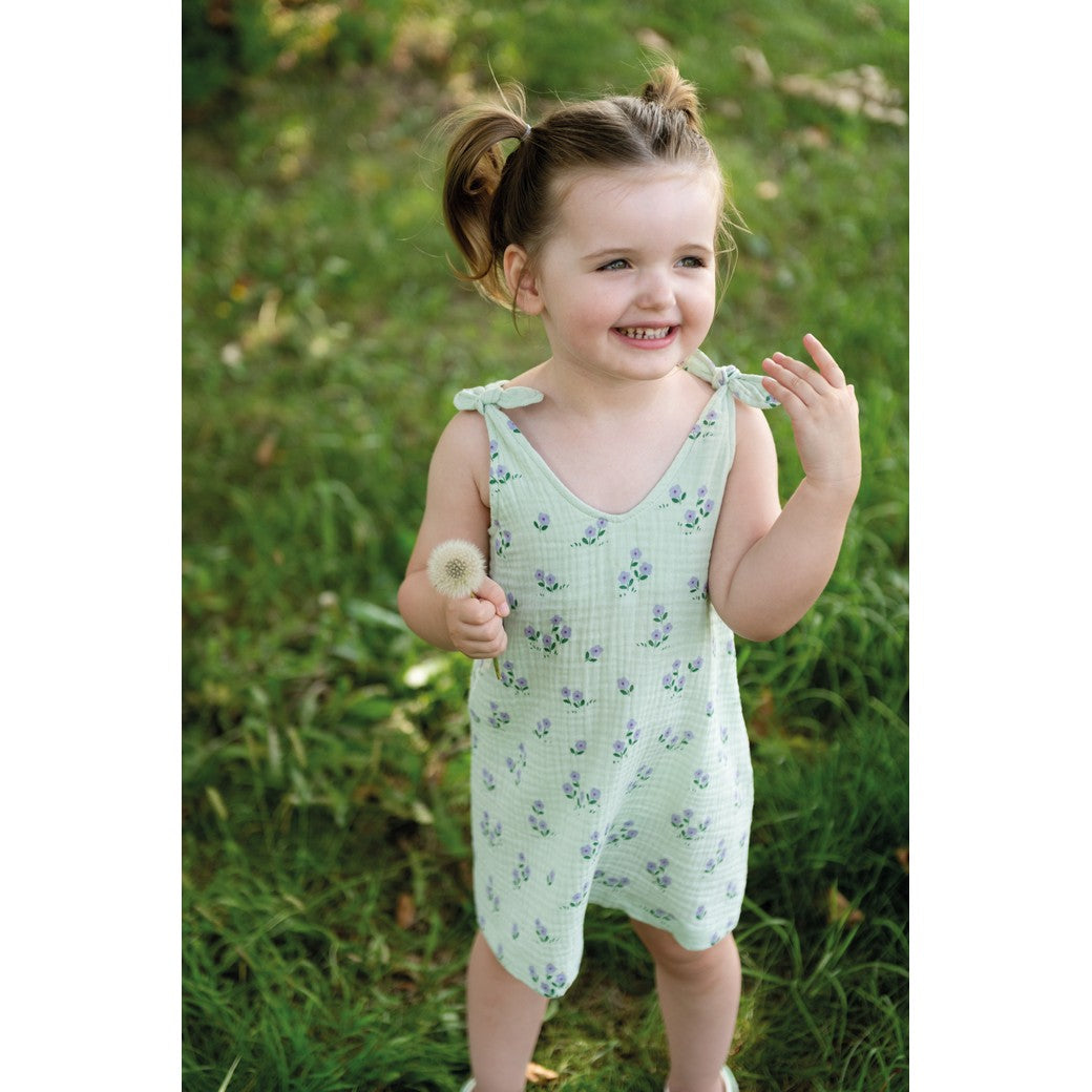 Jumpsuit gemaakt van mint kleurige mousseline met kleine bloemtjes.