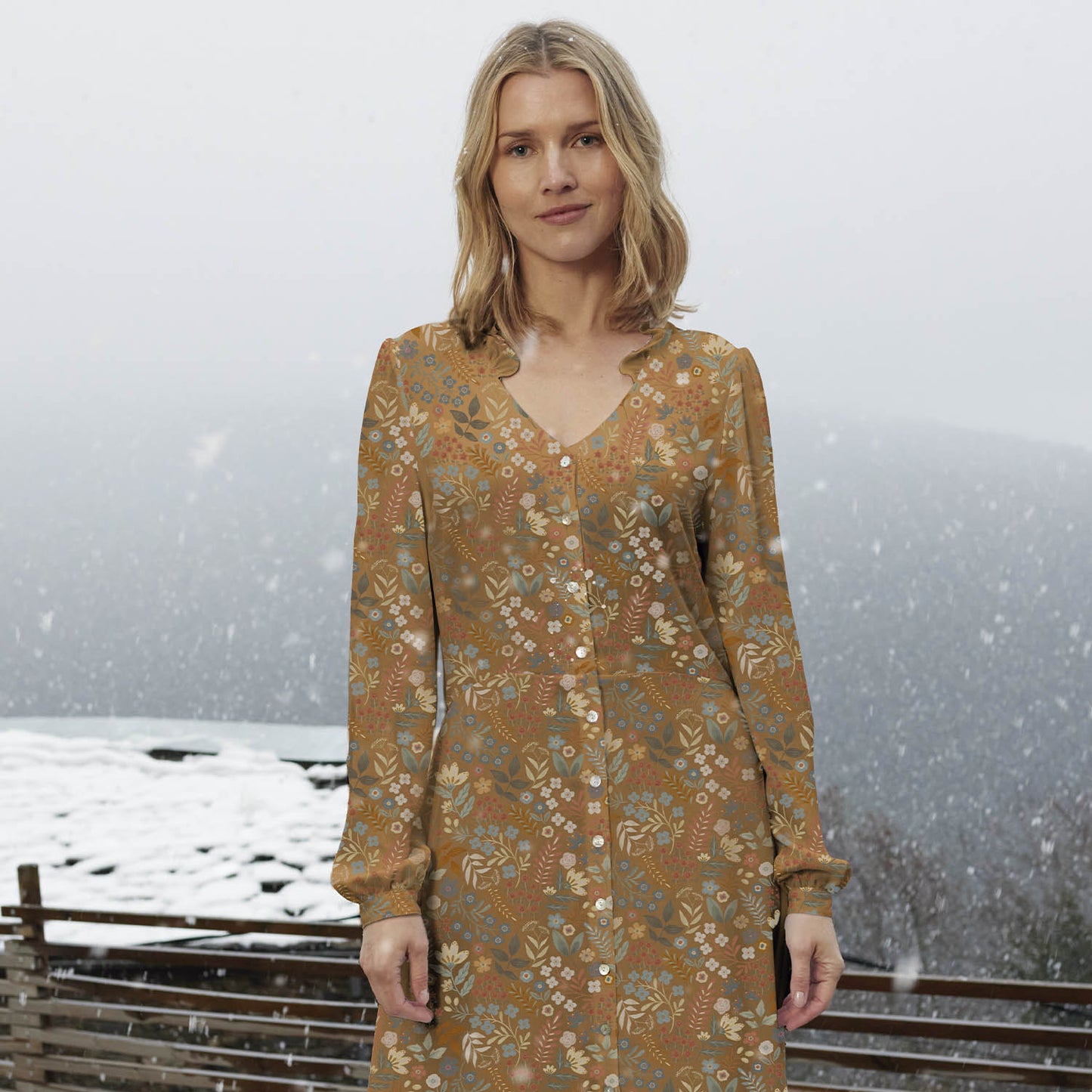 Jurk gemaakt van ecovero viscose met bloemen in herfst kleuren.