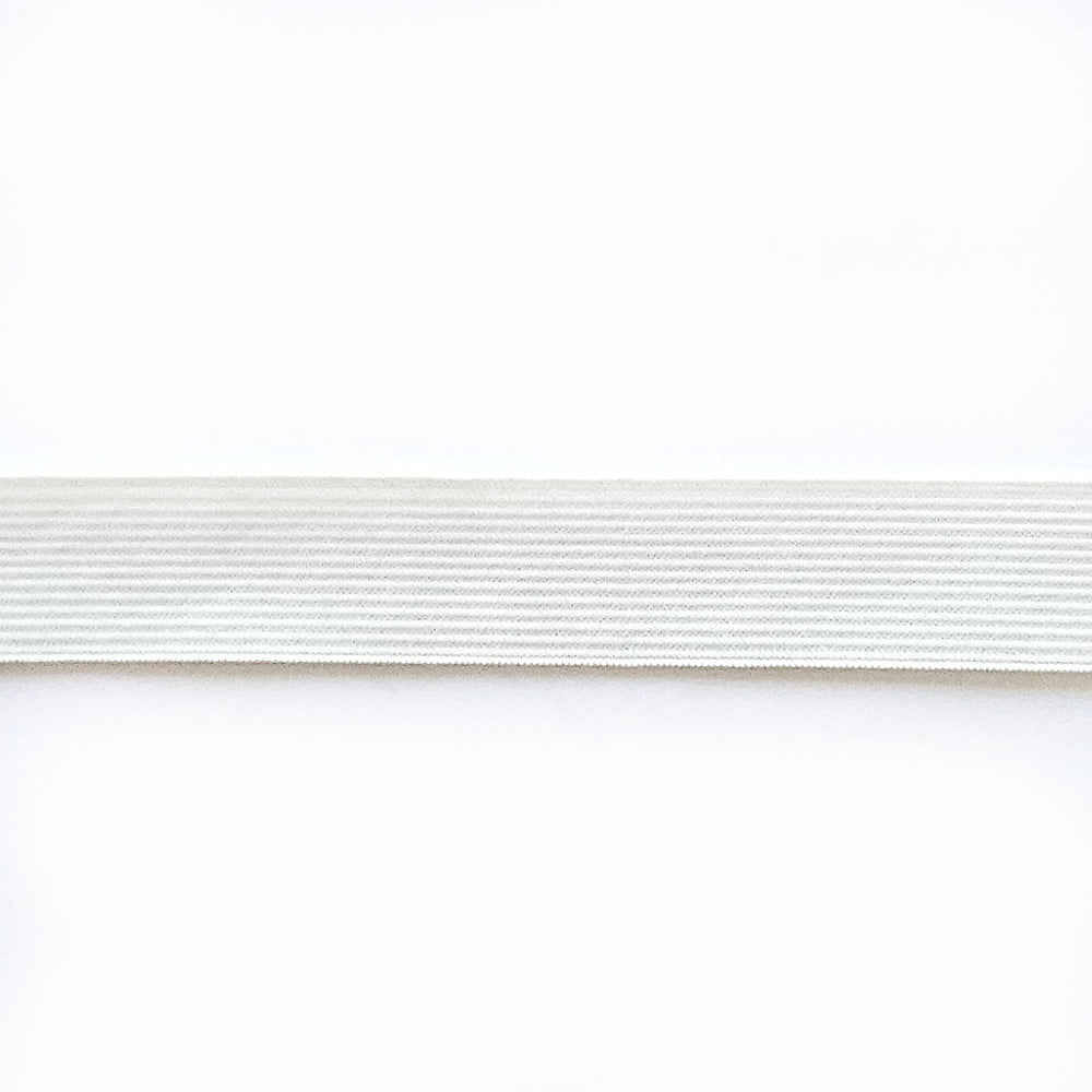 Soepel elastiek van 25 mm breed dat goed te gebruiken is voor babybroekjes leggings of broekjes voor kinderen.