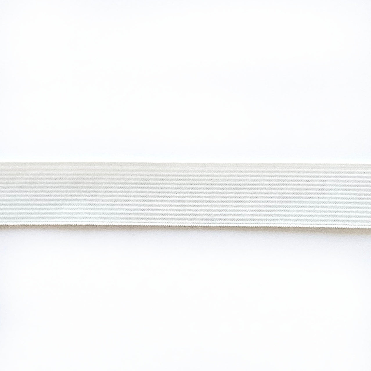 Soepel elastiek van 25 mm breed dat goed te gebruiken is voor babybroekjes leggings of broekjes voor kinderen.