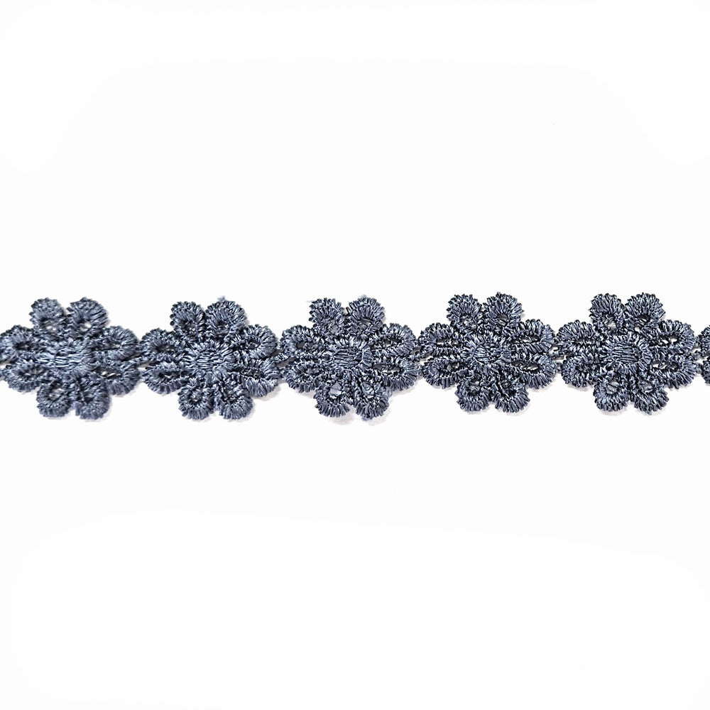 Grijze katoenen kanten bloemen band van 25mm breed.