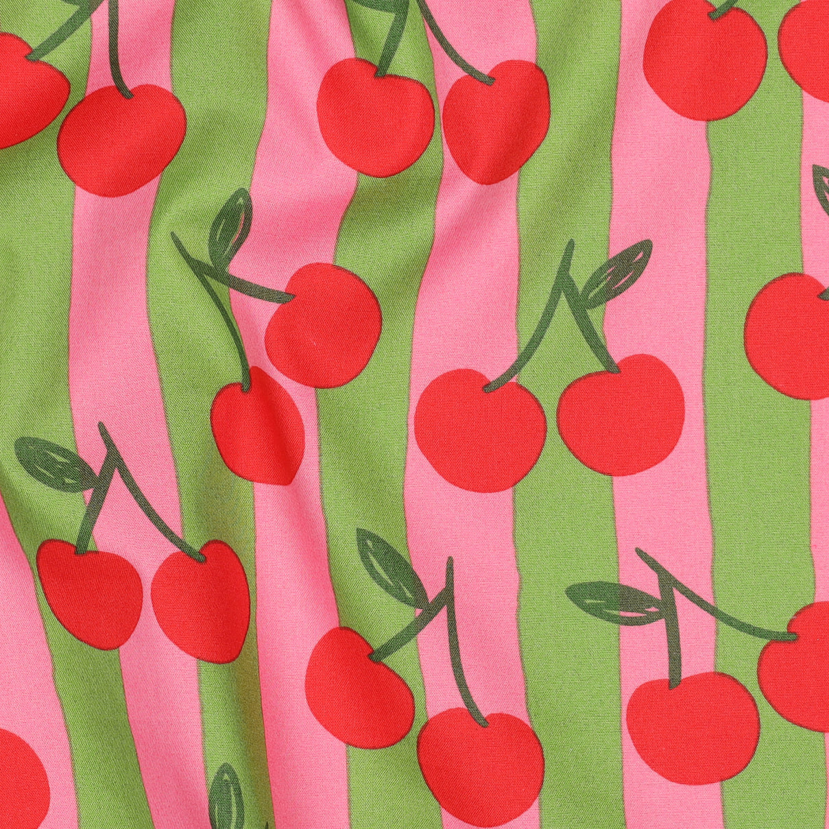 Fijne poplin katoen met roze en groene strepen en rode kersen.
