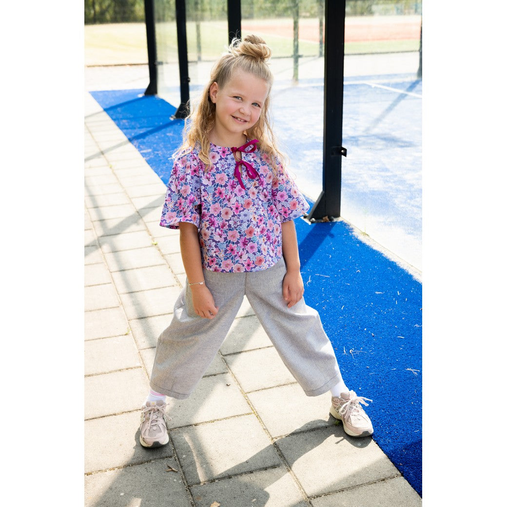 Blouse gemaakt van fijne poplin met bloemen in het paars.