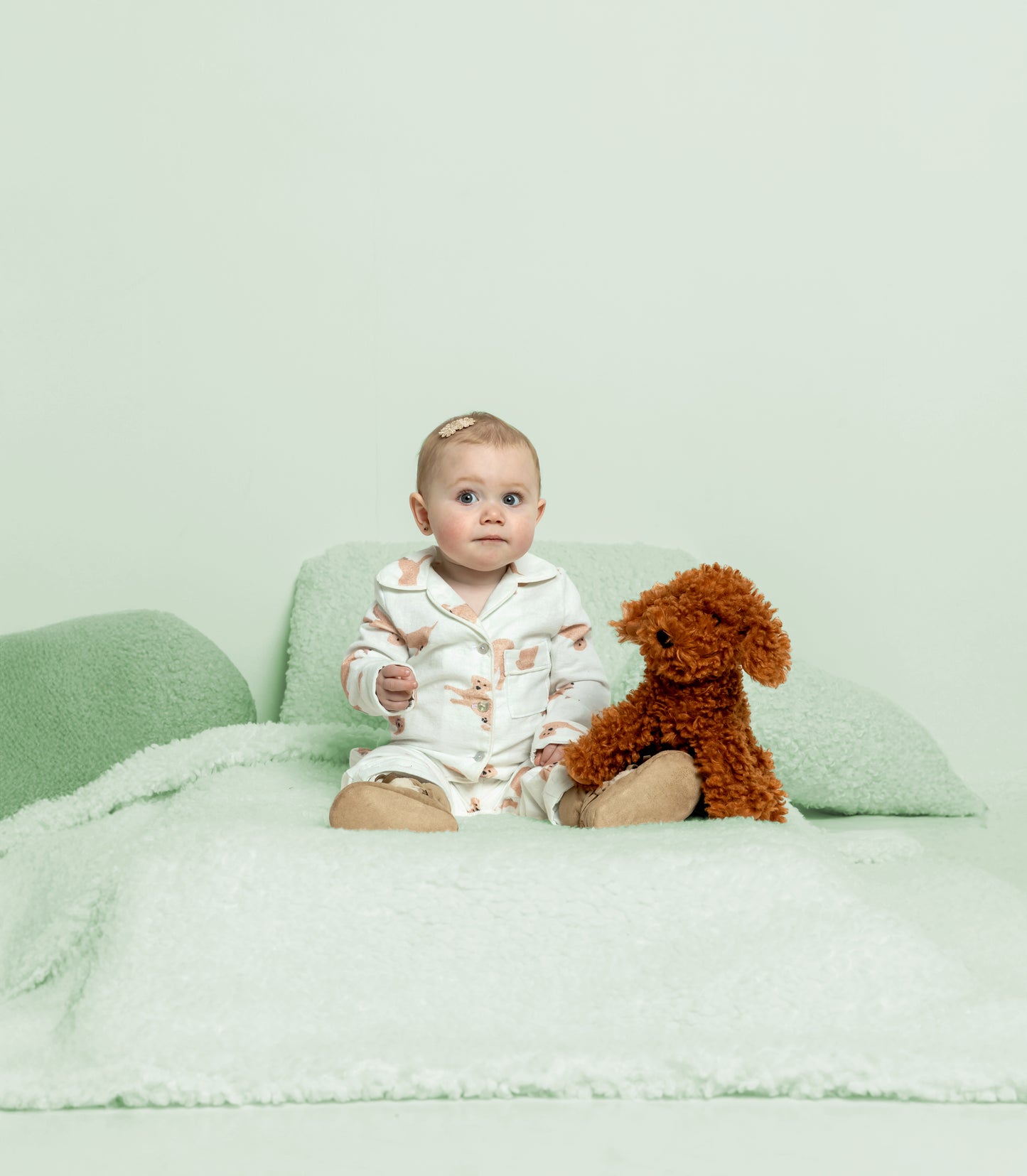 Pyjama van witte flanel met bruine hondjes er op.