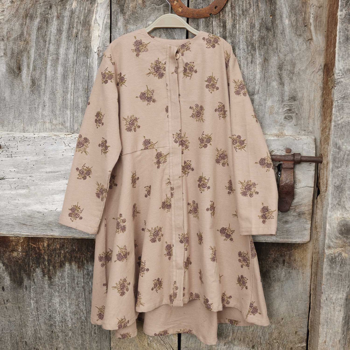 Jurk gemaakt van beige flanel met oud paarse rozen.