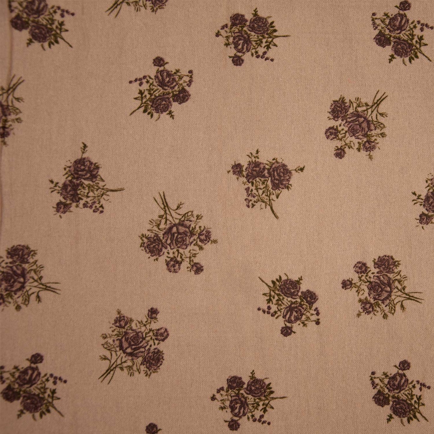 Beige kleurige flanel katoen stof met rozentakjes.