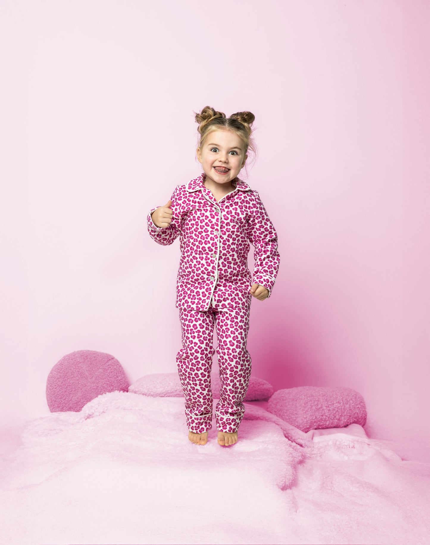 Pyjama van flanel met roze luipaard print.