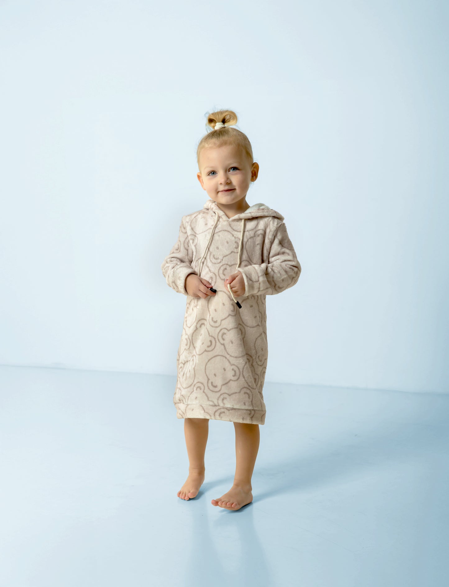 Lange hoodie gemaakt van beige fleece stof met beertjes.