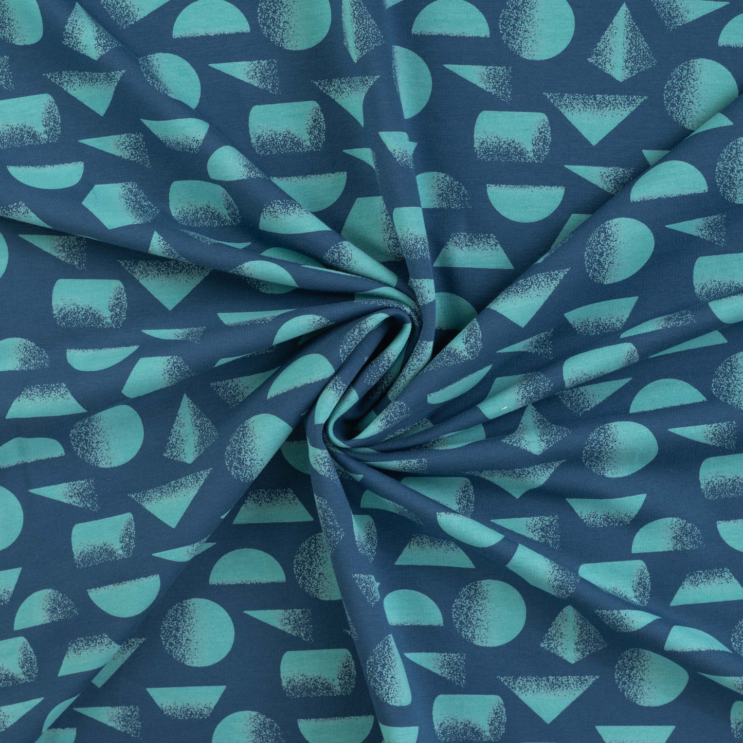 Jeansblauwe french terry met abstract vormen voor een stoere trui of broek voor jongens.
