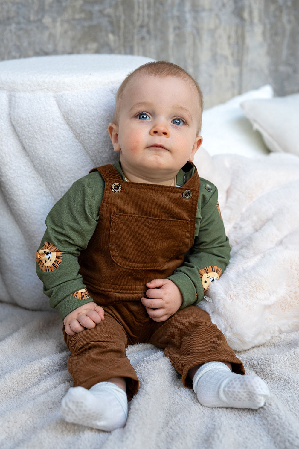 Trui gemaakt van kaki groene french terry met leeuwen.