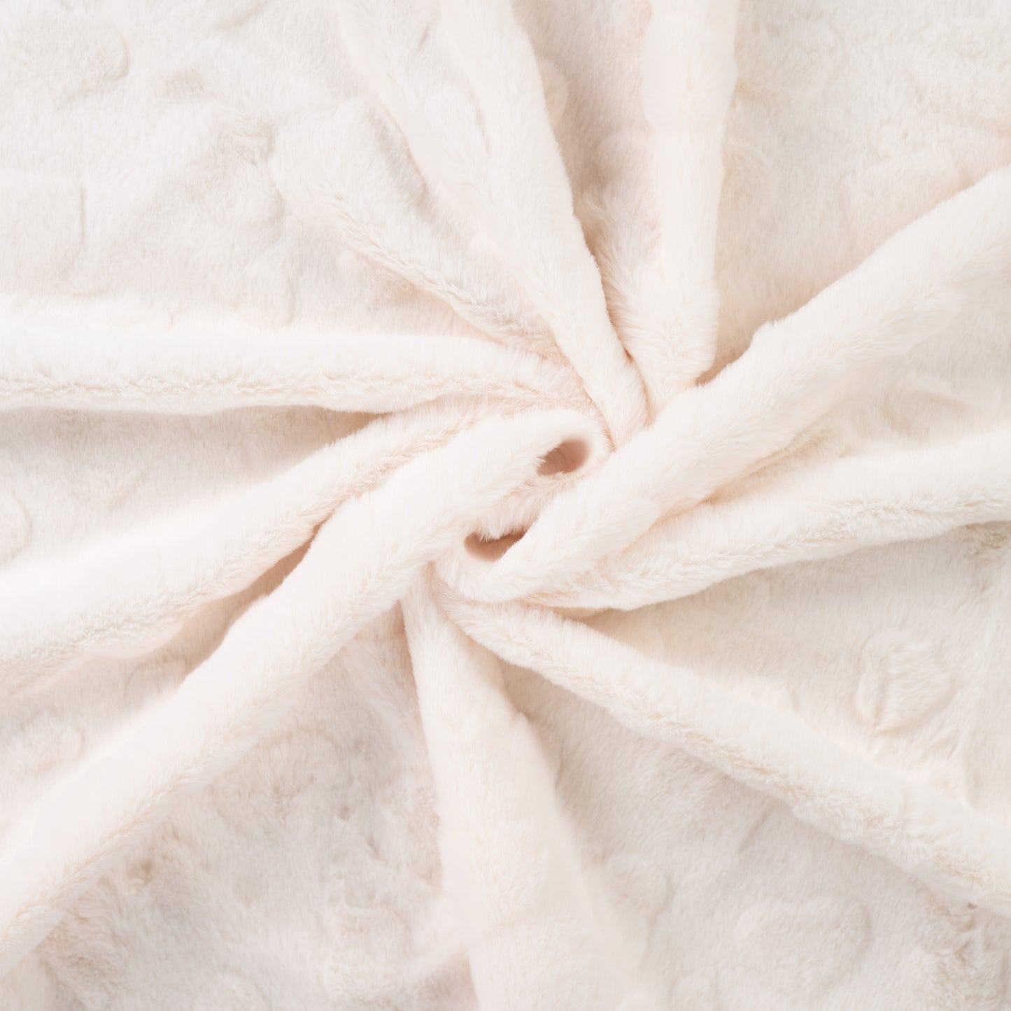 Offwhite fur of nepbont met hartjes.