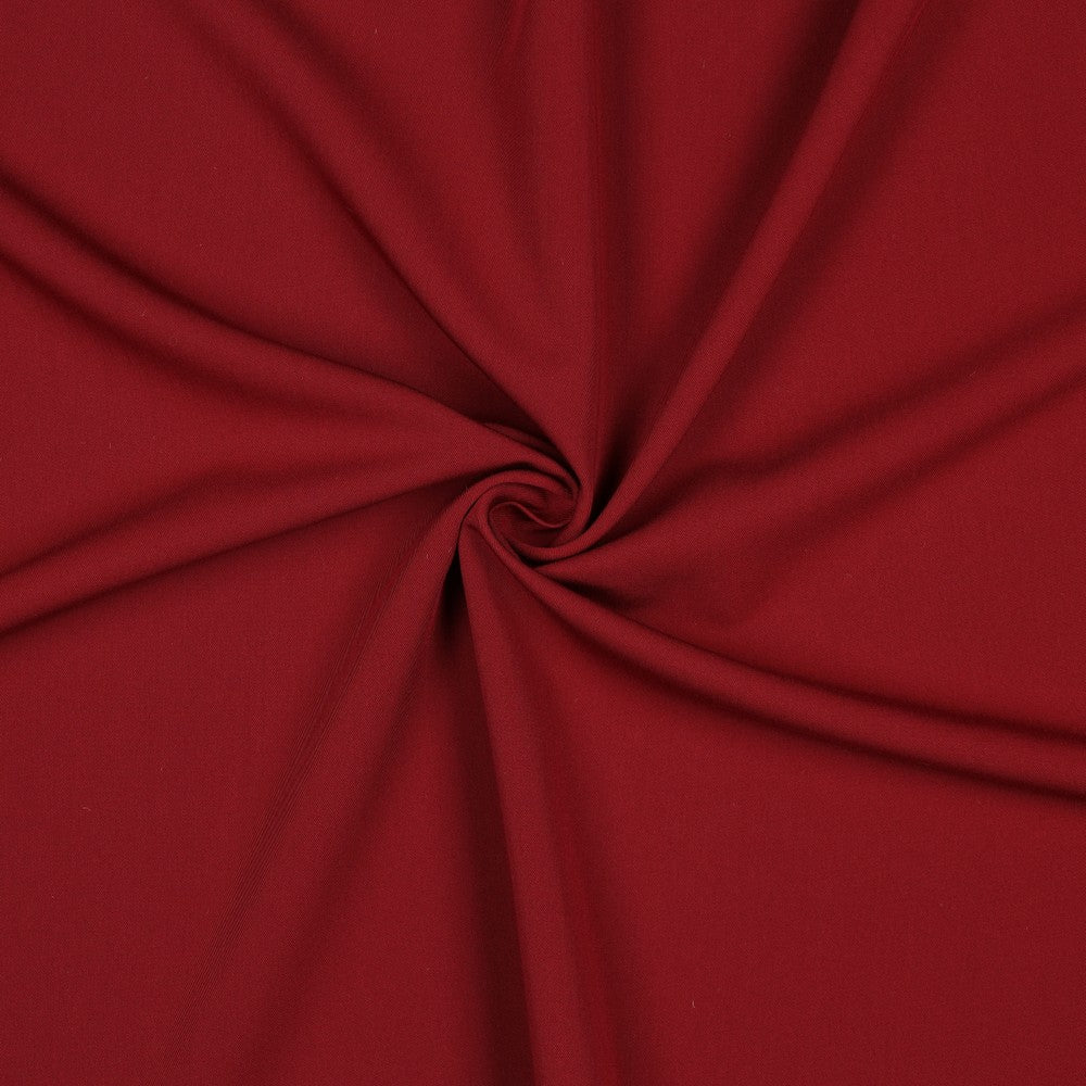 Donkerrode gabardine stretch stof voor bijvoorbeeld broeken jasjes of rokken.