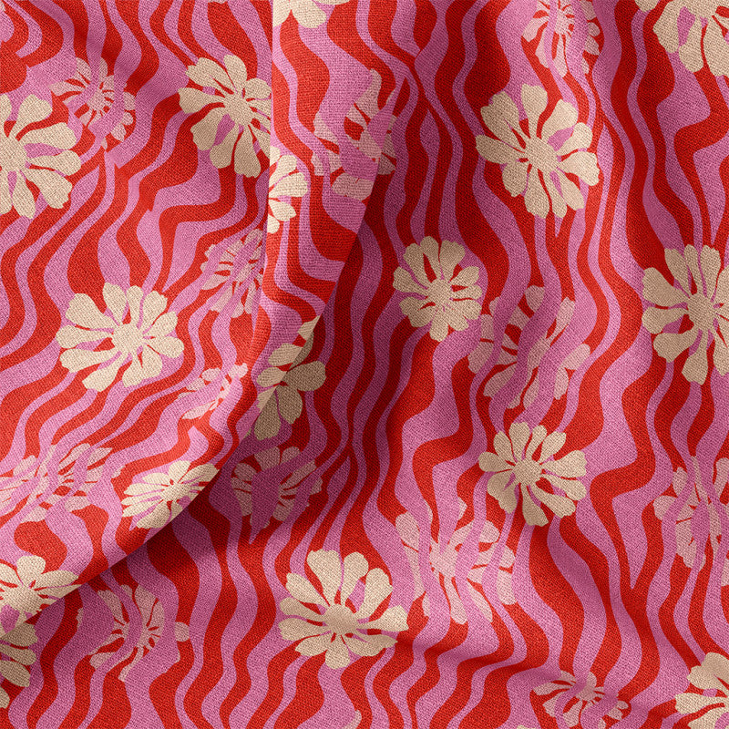 Rode canvast stof met roze abstracte slinger figuren en zalm kleurige bloemen, voor het maken van bijvoorbeeld een kussen in de tuin of een tas.