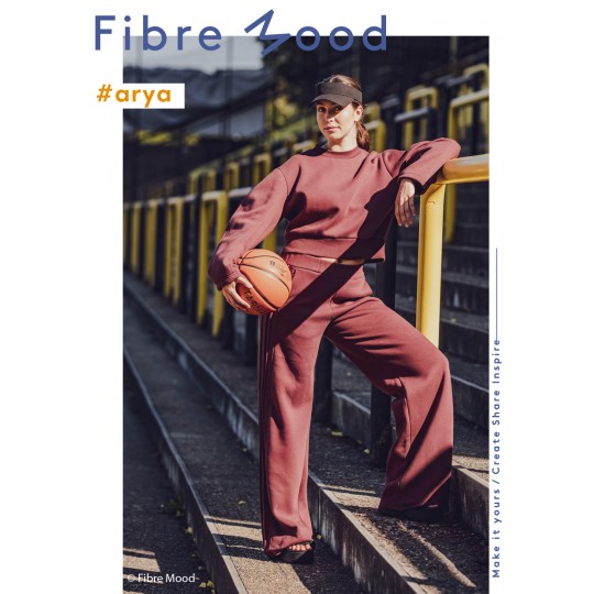 Trui Arya uit de fibre mood special 4 sports gemaakt van recycled heavy jogging stof in donkerbruin van Fibre Mood.