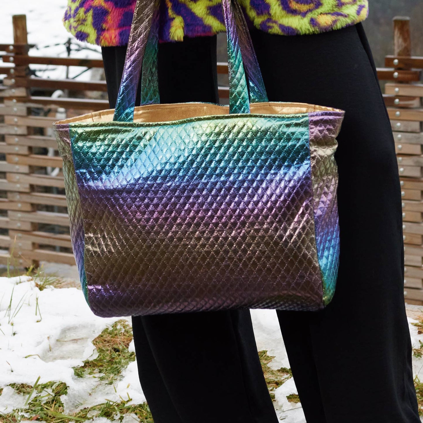 Tas gemaakt van holografische polyester stof in paarse regenboog kleuren.