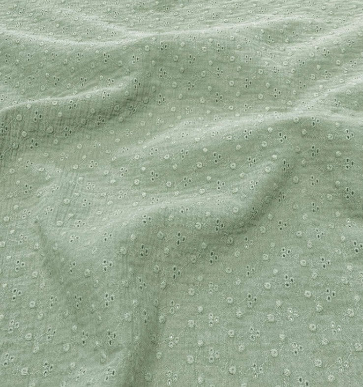 Hydrofiel stof met geborduurde bloemetjes in de kleur salie groen.